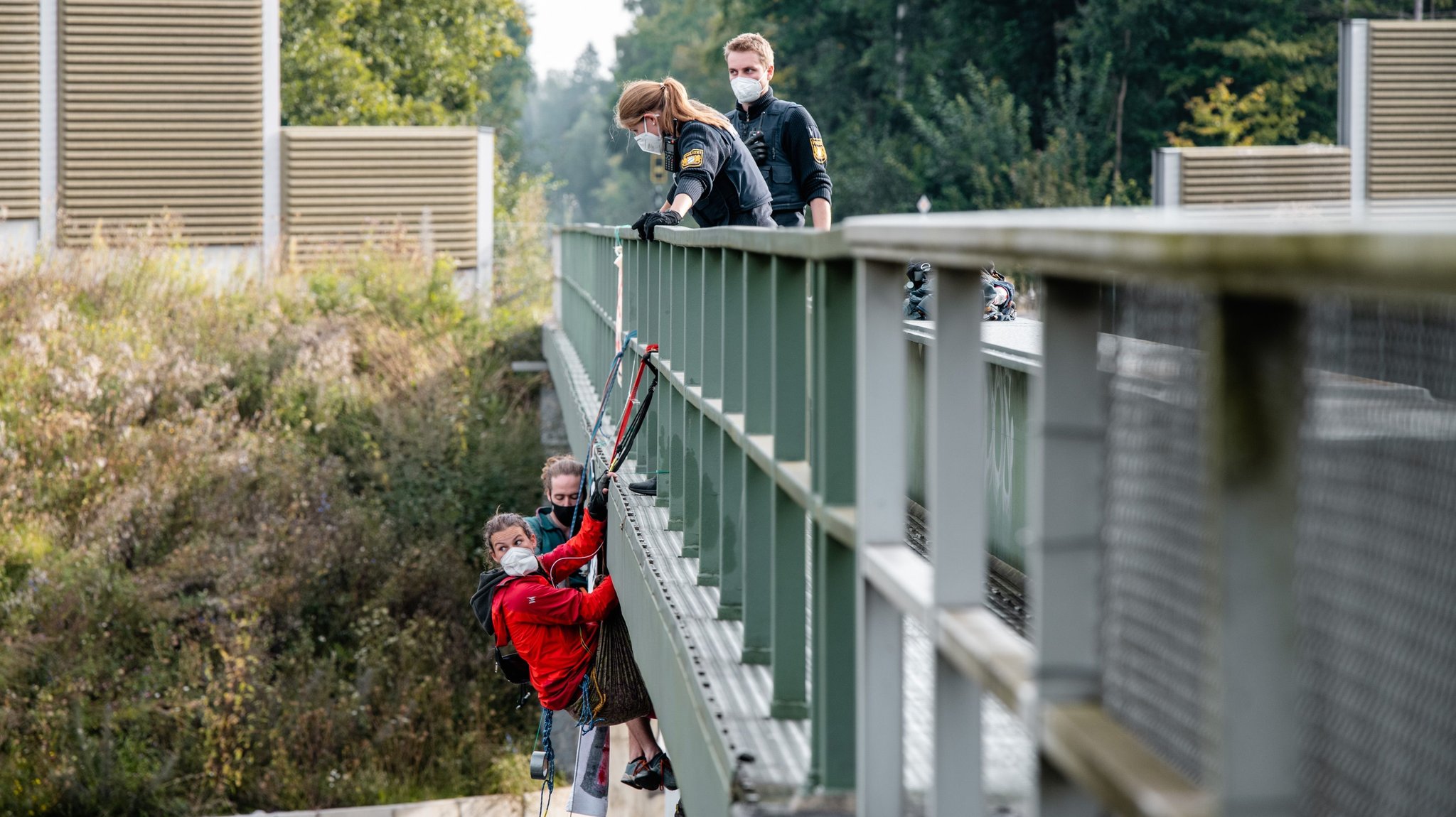 Klimaaktivisten wegen Autobahn-Abseilaktion vor Gericht