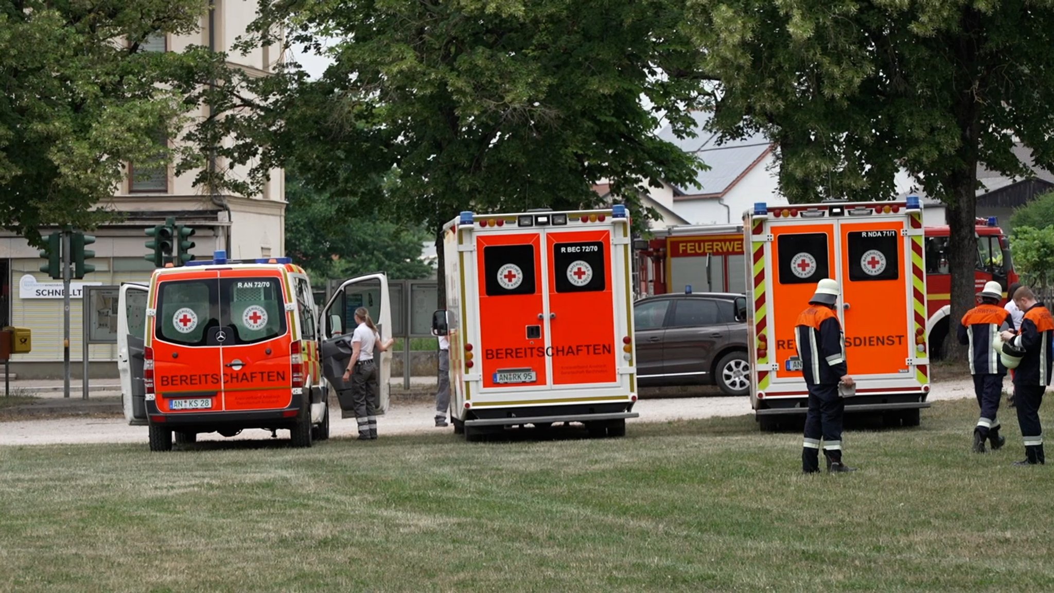 Einsatzkräfte auf einer Wiese in der Windsbacher Innenstadt