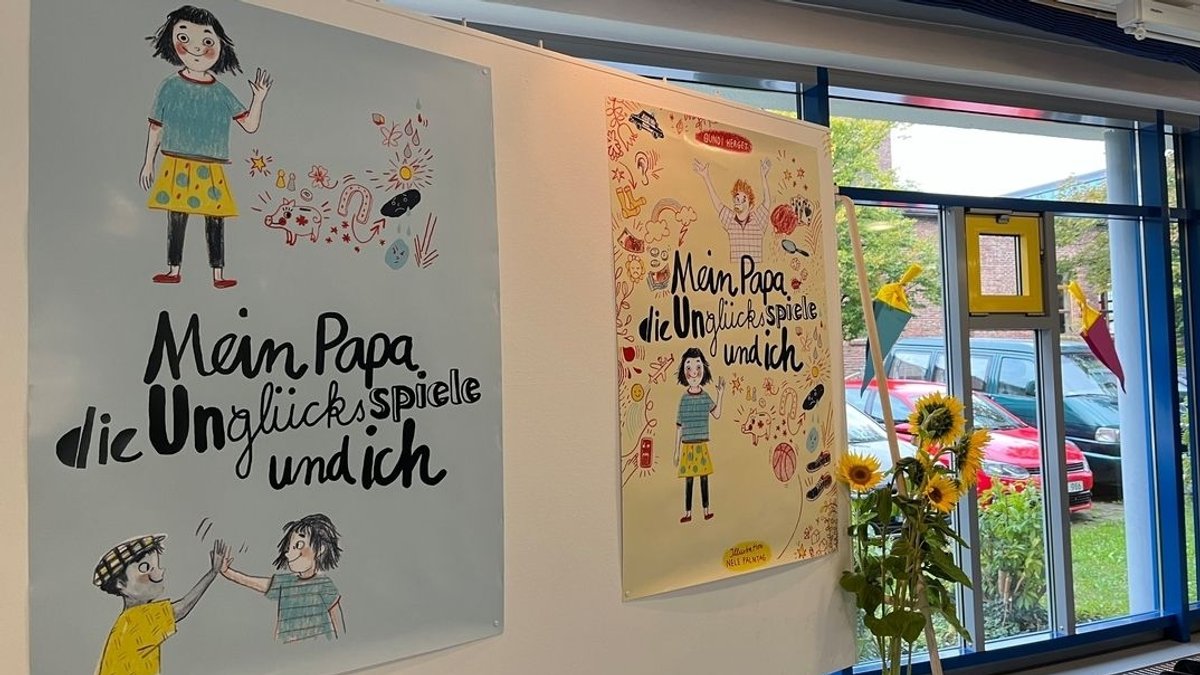 Plakate zur Buchvorstellung von "Mein Papa, die Unglücksspiele und ich" in der Memminger Elsbethenschule
