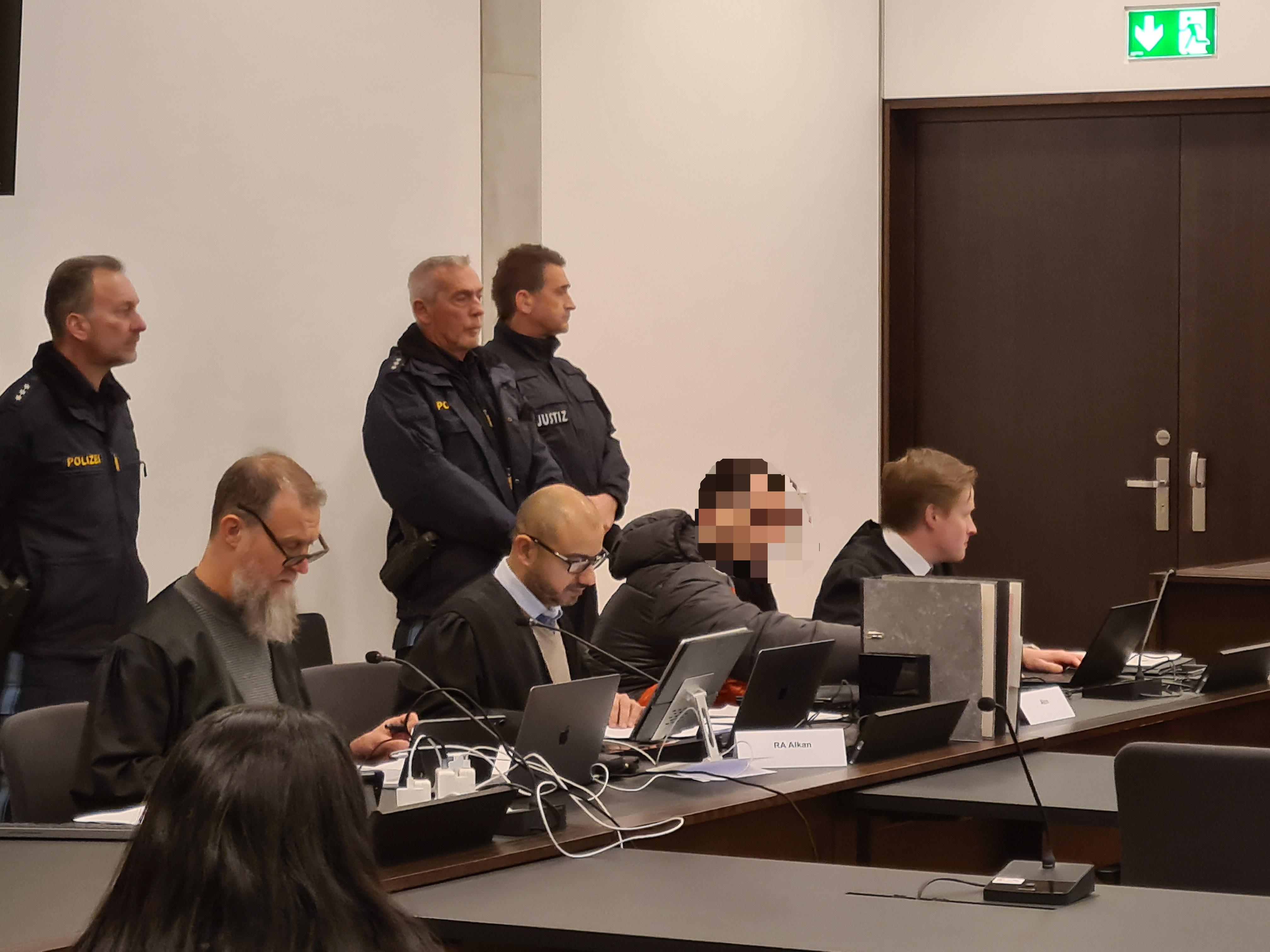 Prozess um die tödlichen Schüsse in der Nürnberger Südstadt (Angeklagter, Zweiter von re. sitzend)