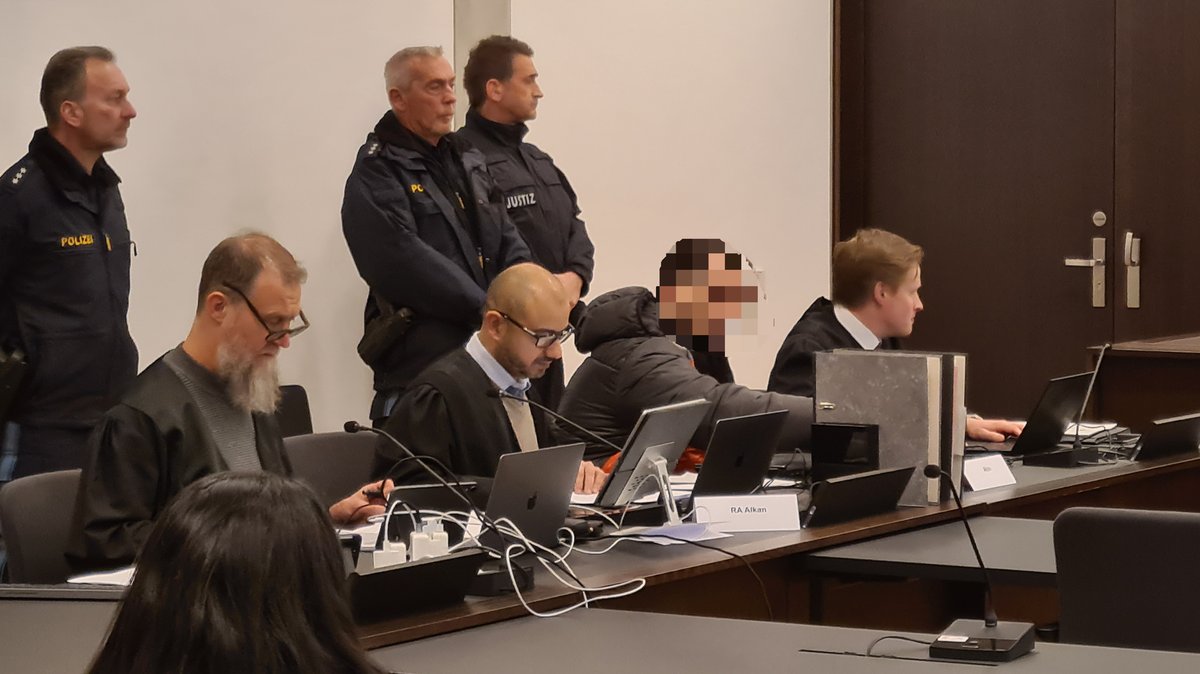 Prozess um die tödlichen Schüsse in der Nürnberger Südstadt (Angeklagter, Zweiter von re. sitzend)