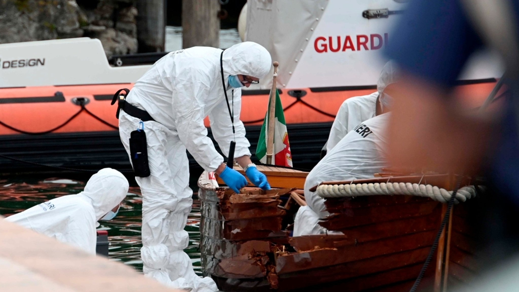 Juni 2021: Italienische Forensiker begutachten den Schaden an dem Unfallboot in Salo.