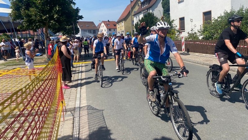 Der Tross der BR-Radltour fährt in Schnaittach ein.
| Bild: BR24/Ursula Schmidt Der Tross der BR-Radltour fährt in Schnaittach ein.