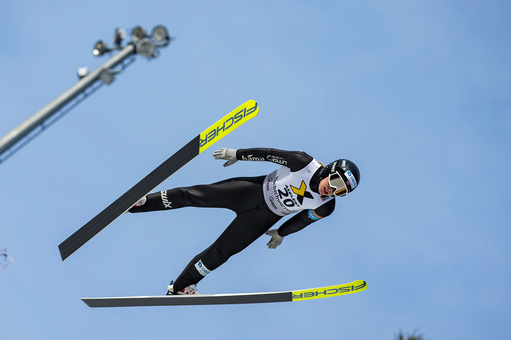 Nordische Kombiniererin beim Skispringen