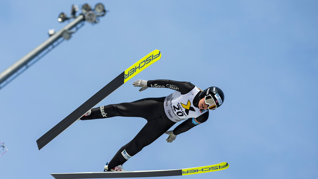 Nordische Kombiniererin beim Skispringen