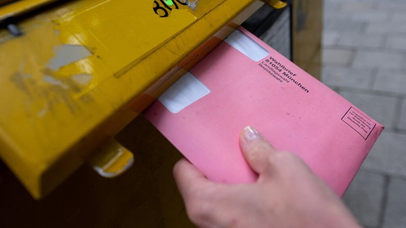 Eine Frau wirft einen Wahlbrief in einen Briefkasten. | Bild: dpa-Bildfunk/Sven Hoppe Eine Frau wirft einen Wahlbrief in einen Briefkasten.