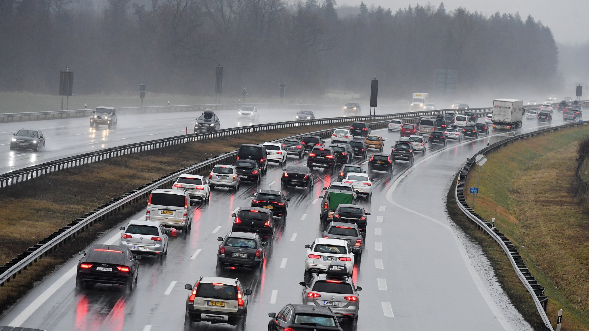 Dichter Verkehr auf der A8 Richtung Süden (Archivbild)