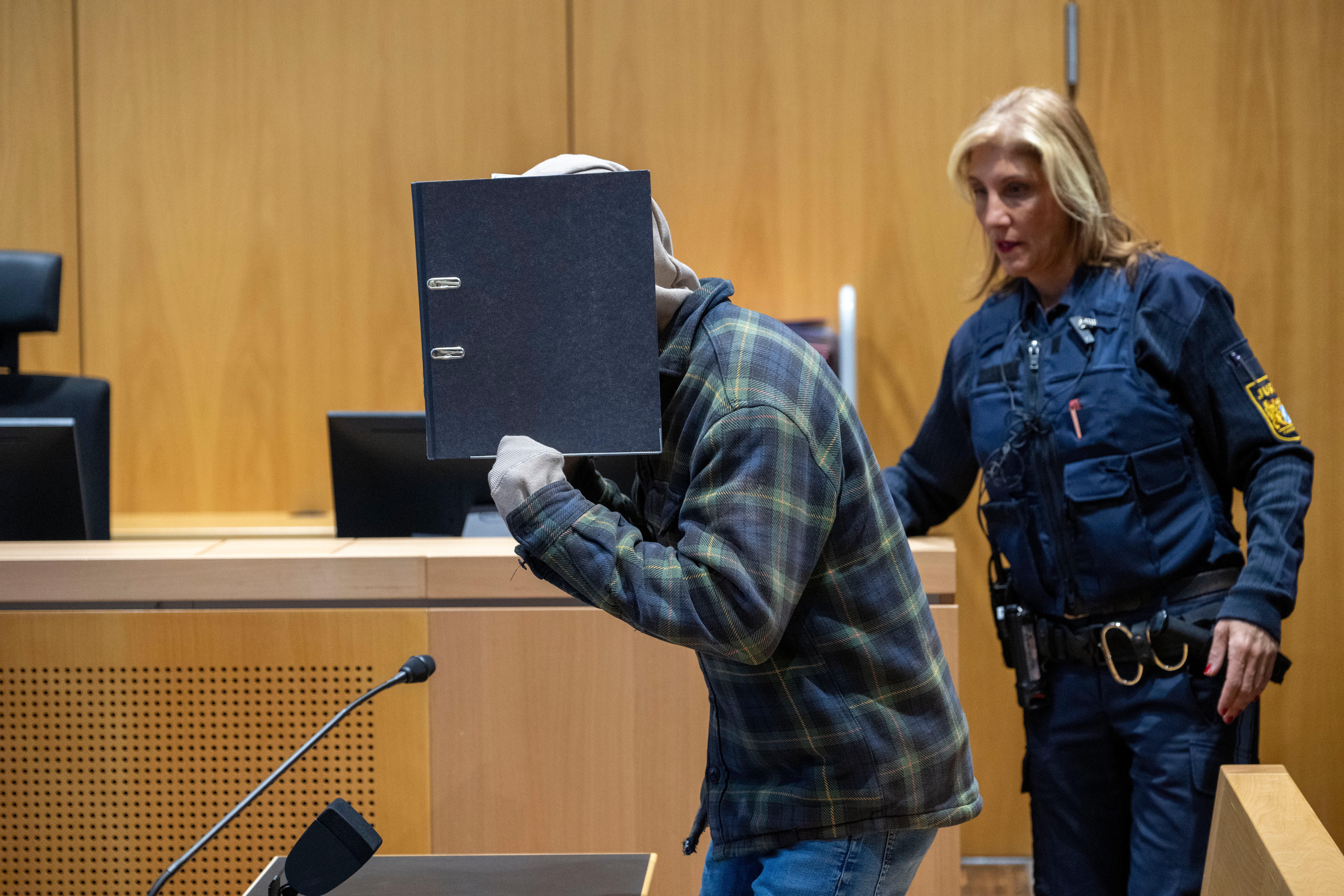 Der Angeklagte muss sich wegen Mordes vor dem Landgericht Augsburg verantworten.