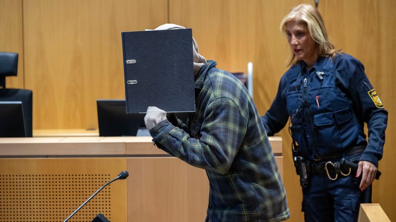 Der Angeklagte muss sich wegen Mordes vor dem Landgericht Augsburg verantworten. | Bild: picture alliance/dpa | Stefan Puchner Der Angeklagte muss sich wegen Mordes vor dem Landgericht Augsburg verantworten.
