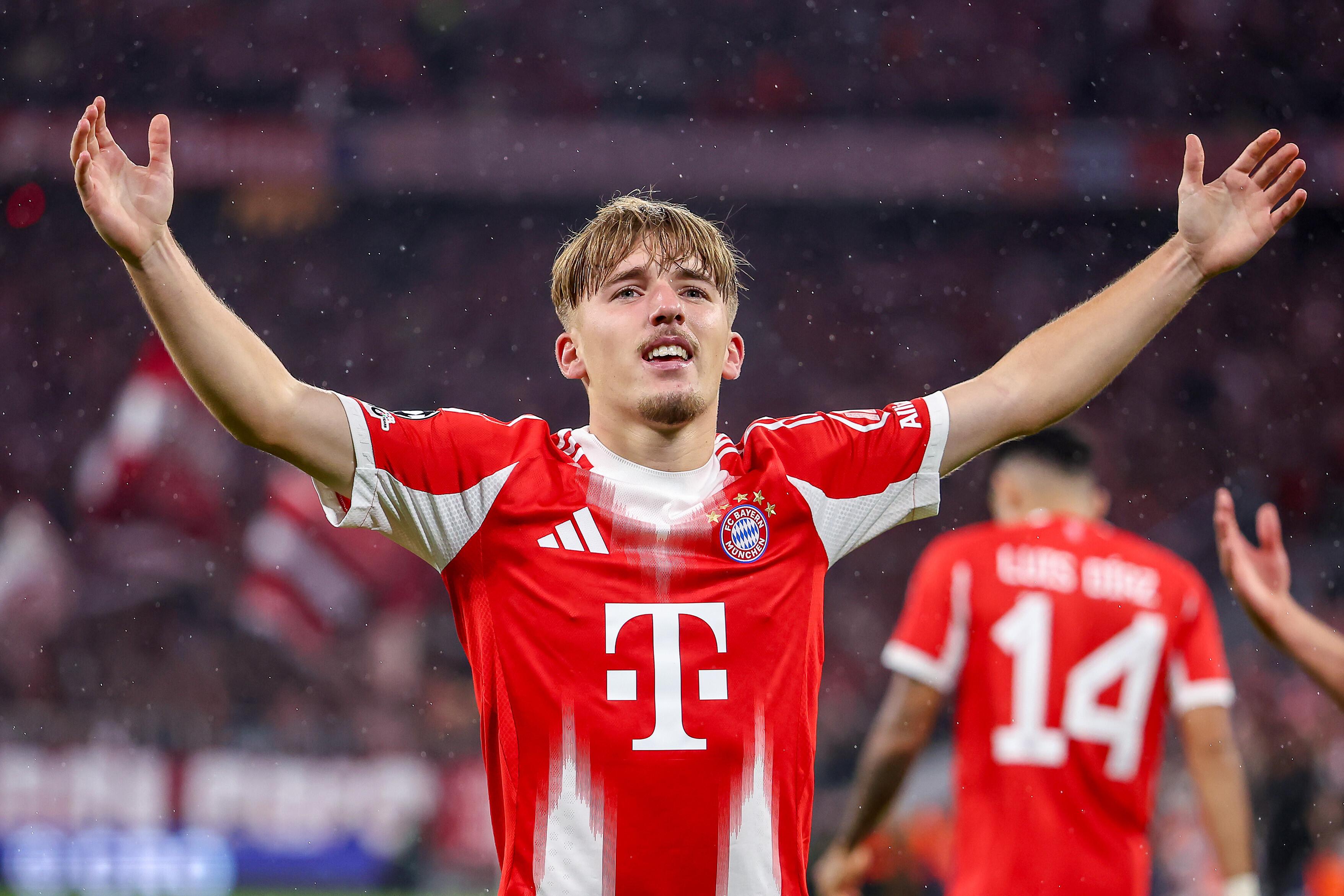 Lennart Karl hebt beide Arme zum Jubel nach erstem Champions League Tor