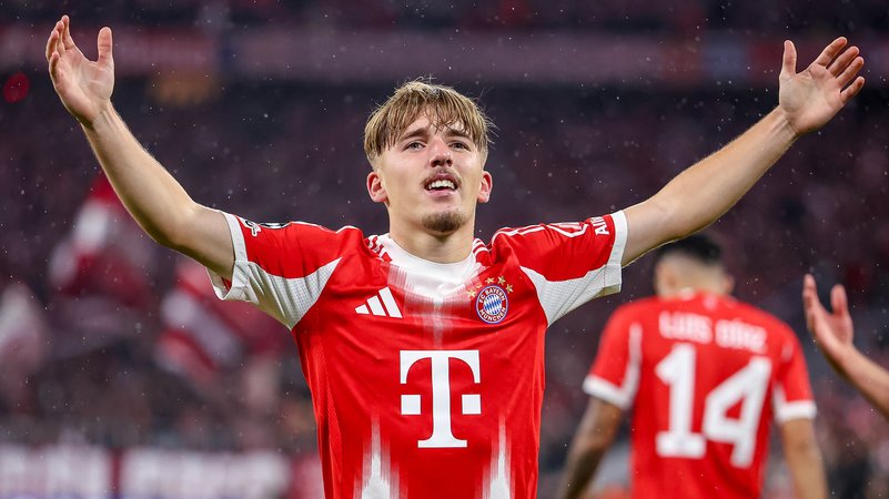 Lennart Karl hebt beide Arme zum Jubel nach erstem Champions League Tor | Bild: picture alliance / Maximilian Koch Lennart Karl hebt beide Arme zum Jubel nach erstem Champions League Tor