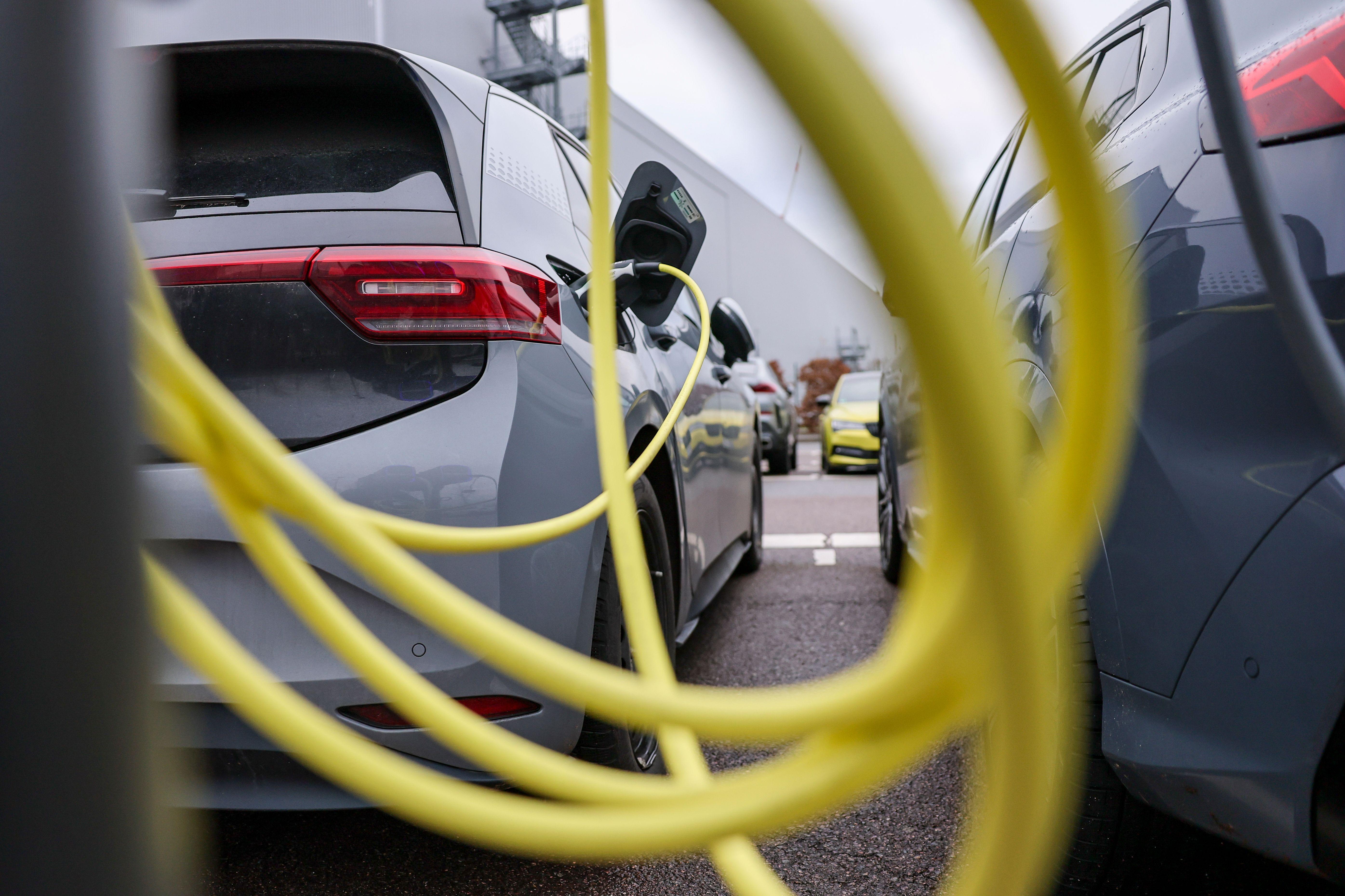 Symbolbild: Ein Elektroauto lädt an Ladesäule.