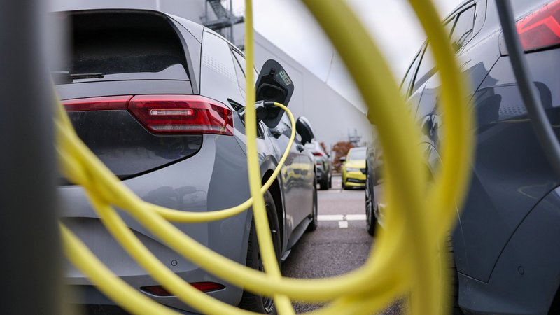 Symbolbild: Ein Elektroauto lädt an Ladesäule. | Bild: dpa-Bildfunk/Jan Woitas Symbolbild: Ein Elektroauto lädt an Ladesäule.