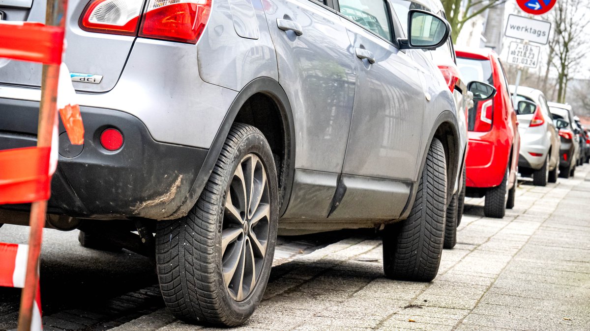 Urteil: Anwohner können sich gegen Parken auf Gehwegen wehren