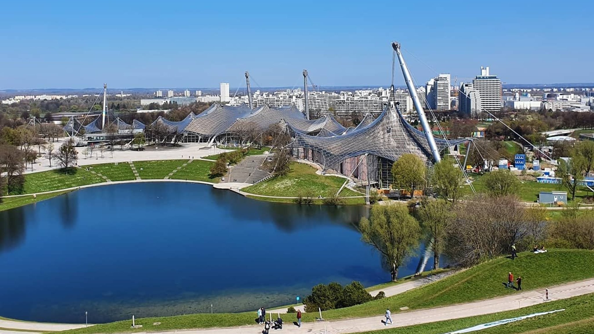 Blick vom Olympiaberg in den Olympiapark München 