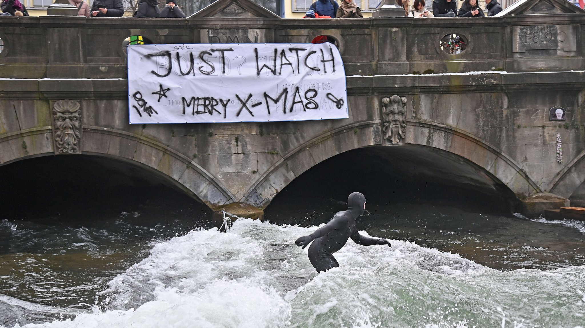 Am 26.12.2025 surfen bereits wieder zahlreiche Surfer die beruehmte Eisbachwelle, die wochenlang verschwunden war.