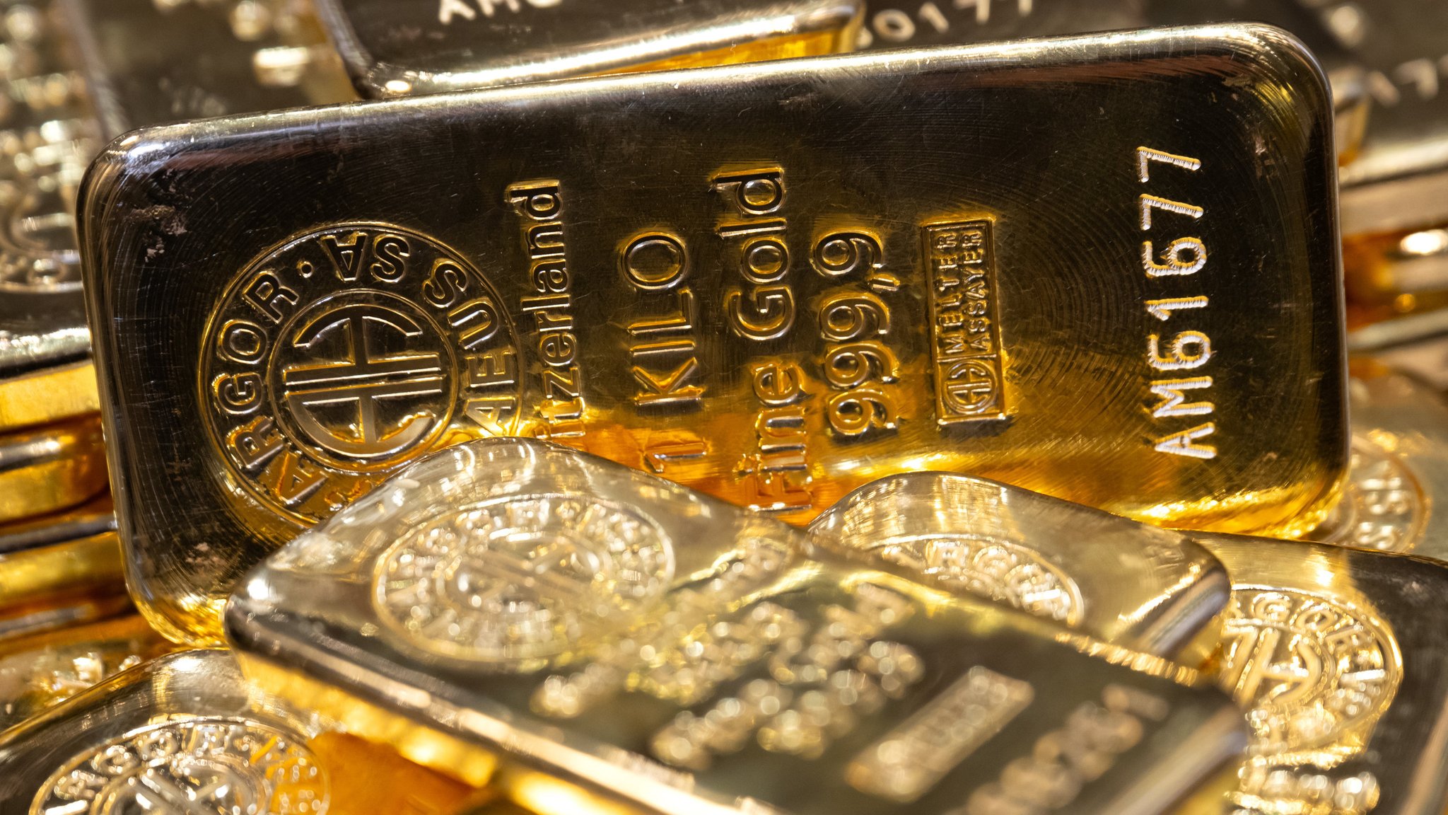 Mehrere Goldbarren liegen neben- und übereinander. | Bild: dpa-Bildfunk/Sven Hoppe Mehrere Goldbarren liegen neben- und übereinander.