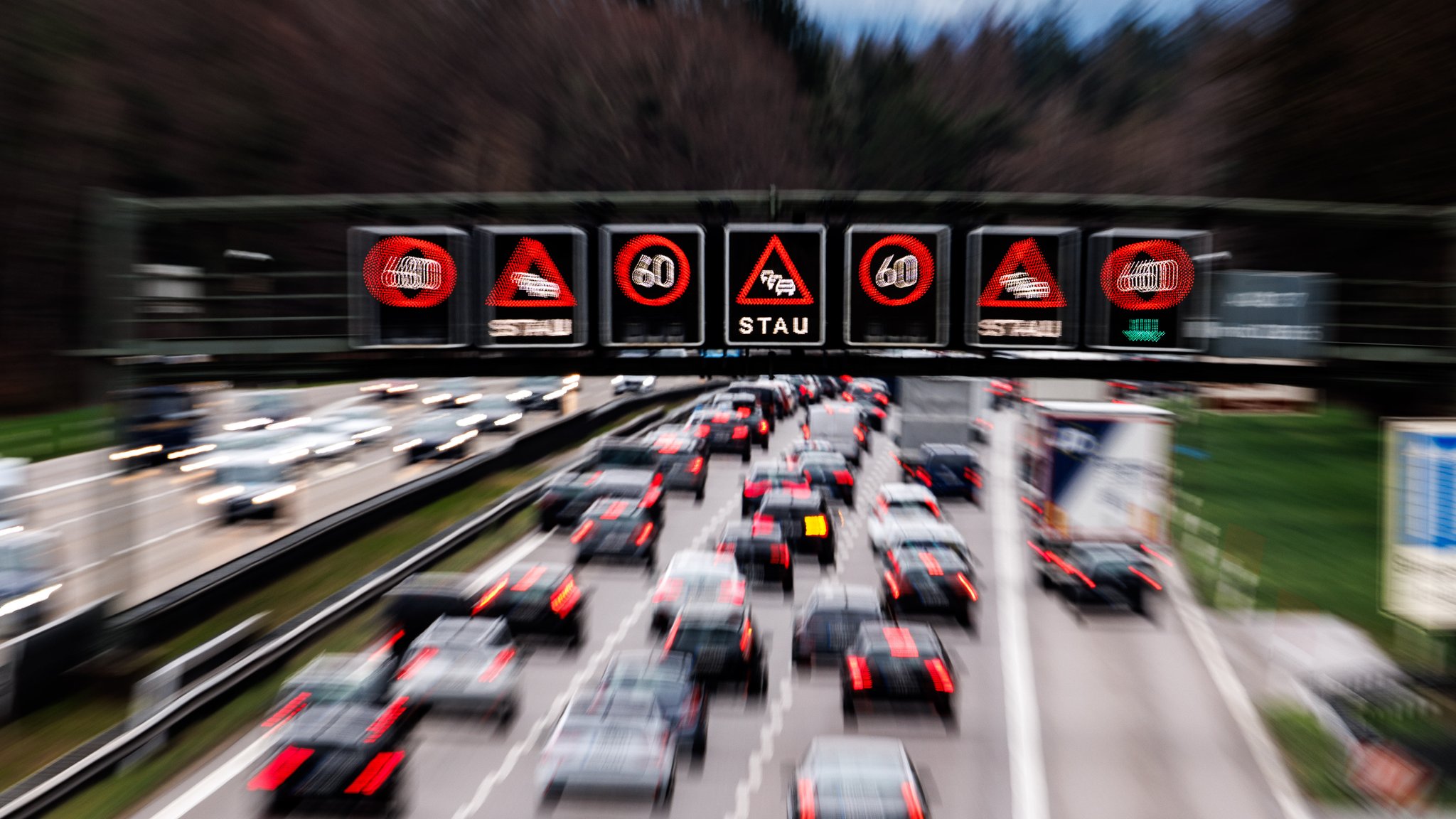 Autos stauen sich auf der Autobahn 8 hinter München in Fahrtrichtung Brenner und Salzburg.