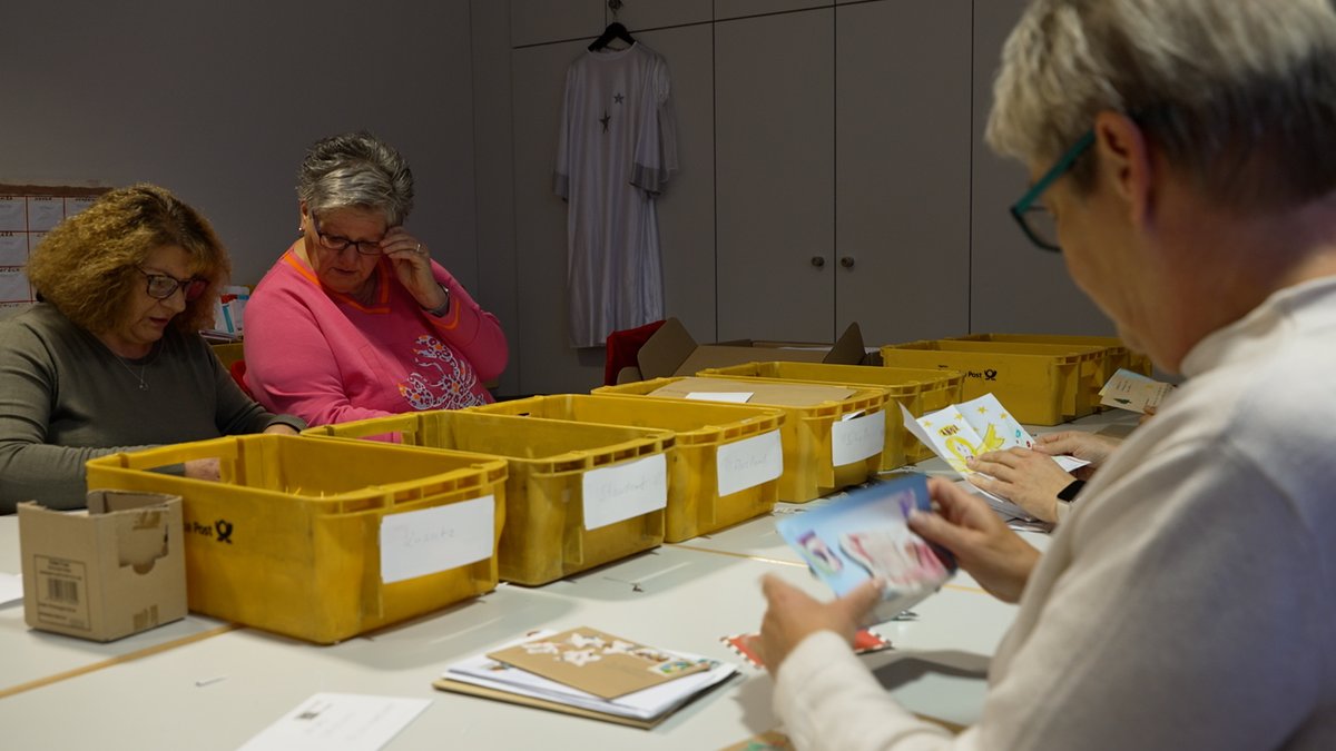 Ehrenamtliche Helferinnen im Weihnachtspostamt Himmelstadt | Bild: BR Ehrenamtliche Helferinnen im Weihnachtspostamt Himmelstadt