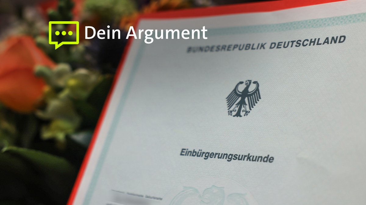 Eine Einbürgerungsurkunde der Bundesrepublik Deutschland. Im Hintergrund sind unscharf Blumen zu erkennen. Oben im Bild ist der Schriftzug von "Dein Argument" zu sehen. 