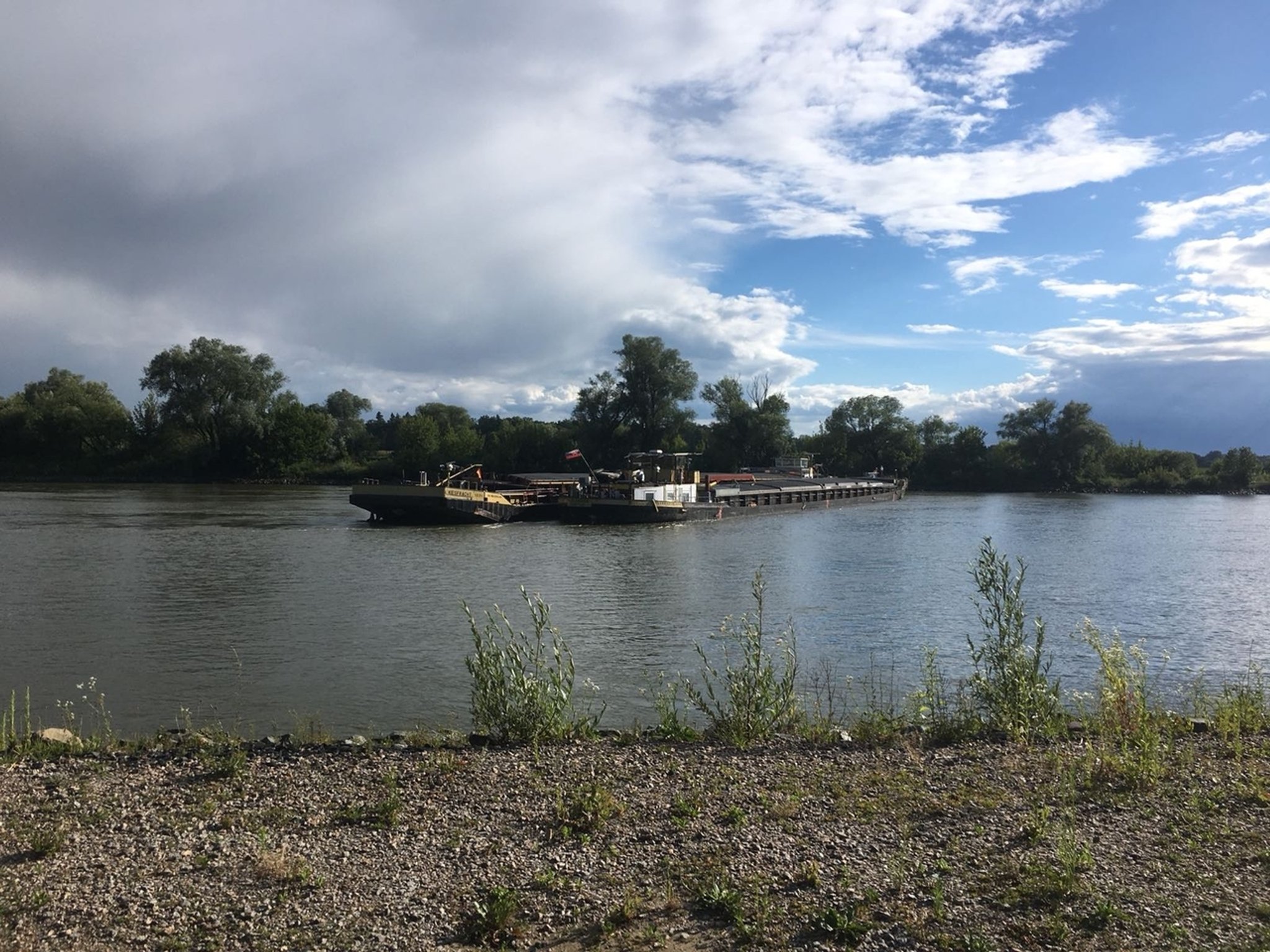 Havarie auf der Donau: Gleich zwei Güterschiffe stecken fest