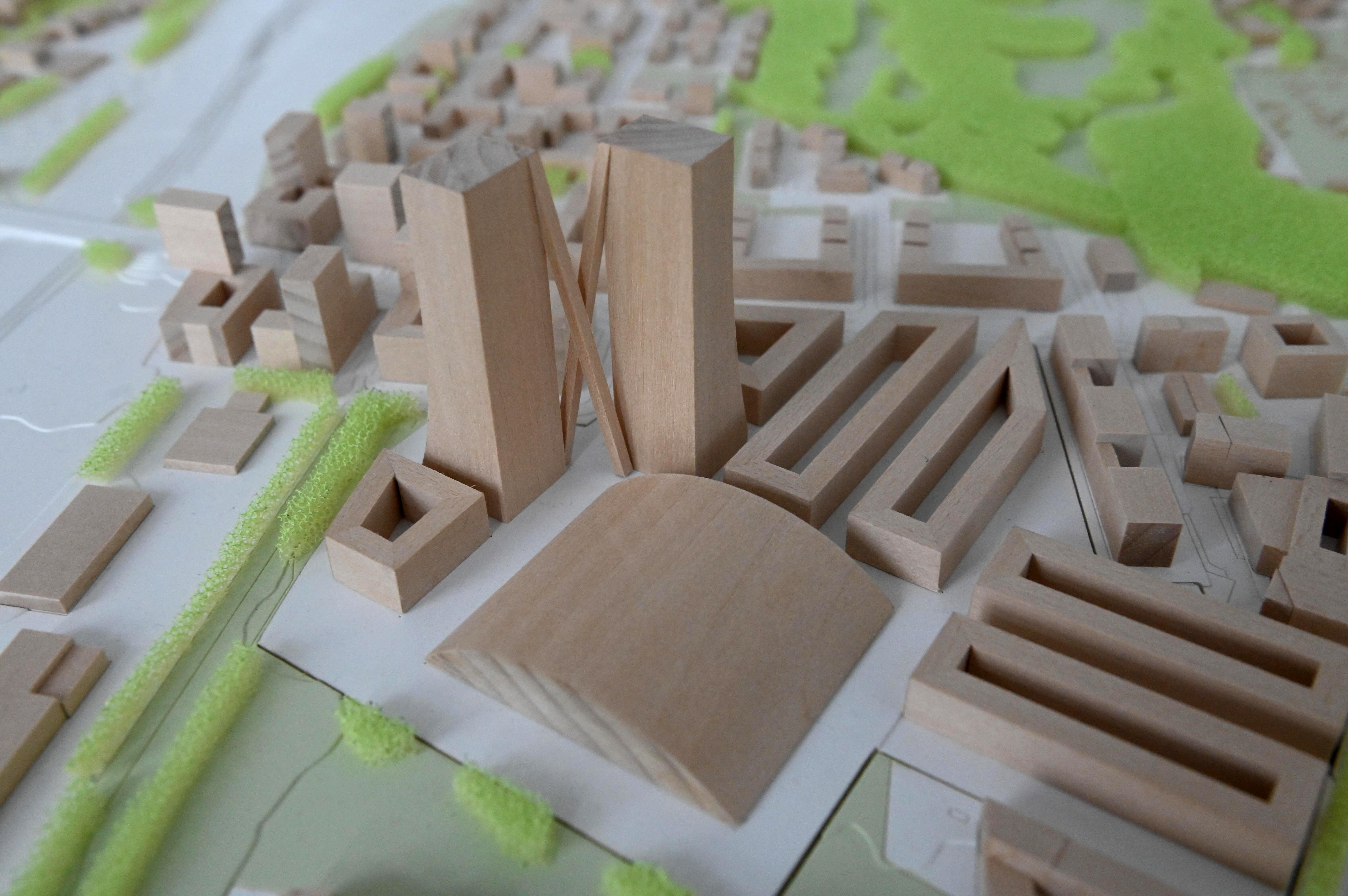 Holzmodell der beiden geplanten Hochhäuser auf dem Areal an der Paketposthalle im Plantreff vom Münchner Planungsreferat, 2.Juli 2021,