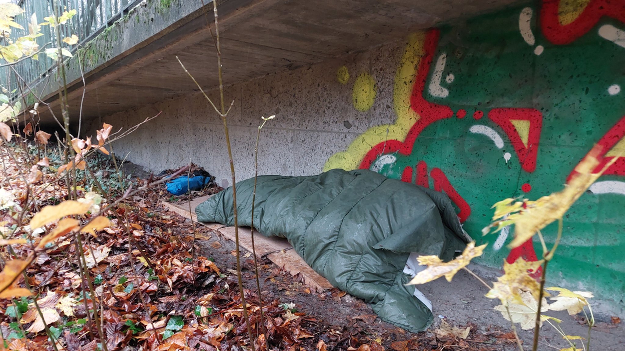 2023 wird die Leiche eines verbrannten Mannes im Englischen Garten entdeckt. Im Bild: Ein Obdachlosenlager in der Nähe des Tatorts.