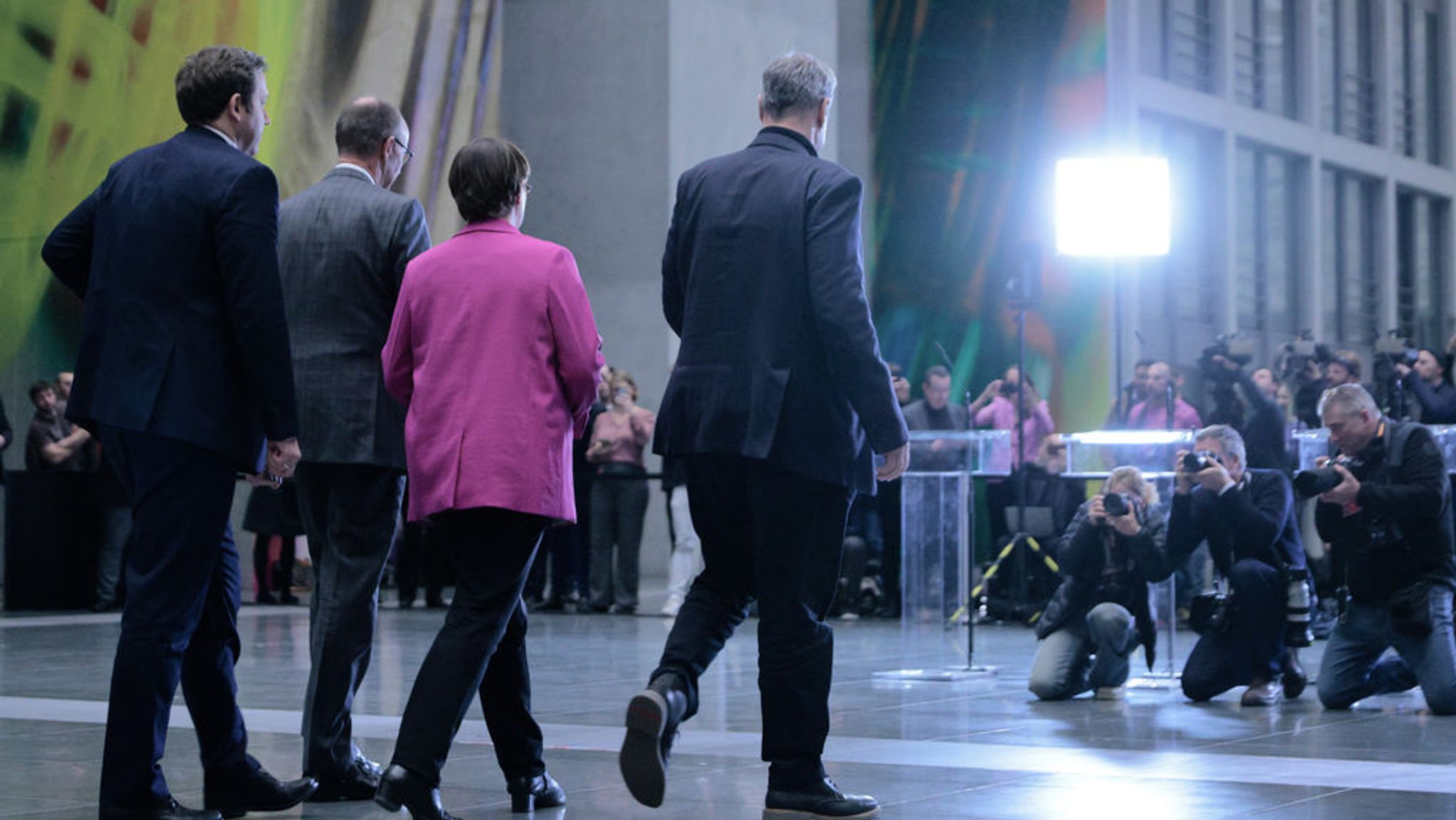 04.03.2025, Berlin: Lars Klingbeil (l-r), Fraktionsvorsitzender der SPD und Bundesvorsitzender, Friedrich Merz, Kanzlerkandidat der Union, Fraktionsvorsitzender der Union und Bundesvorsitzender der CDU, Saskia Esken, Parteivorsitzende der SPD, und Markus Söder, Vorsitzender der CSU und Ministerpräsident von Bayern, kommen zu einer Pressekonferenz über die Sondierungsgespräche zwischen der Union und der SPD.