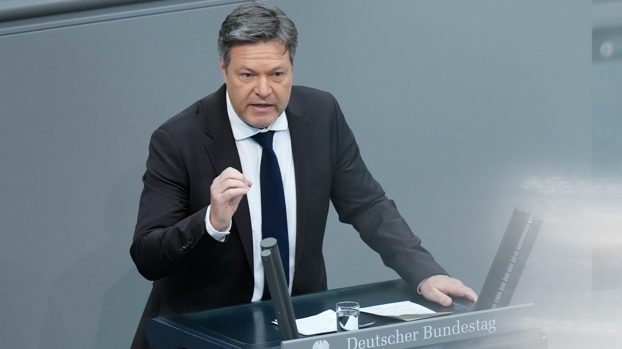 Wirtschafts- und Klimaminister Robert Habeck (Gruene) im Portrait mit kraftvoller Handgeste bei seiner Rede im Plenum zum Bundeshaushalt des Ministerium fuer Wirtschaft und Klimaschutz bei der 151. Sitzung des Deutschen Bundestag in Berlin, 01.02.2024