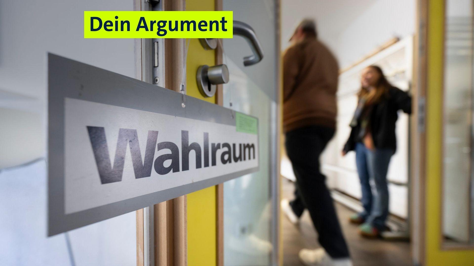 Die offene Tür eines Wahlraums. Ein Mann geht hindurch, während eine Frau ihn beobachtet. 