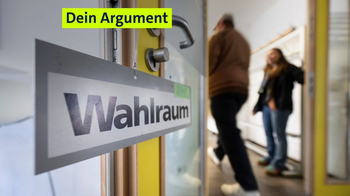 Die offene Tür eines Wahlraums. Ein Mann geht hindurch, während eine Frau ihn beobachtet. 