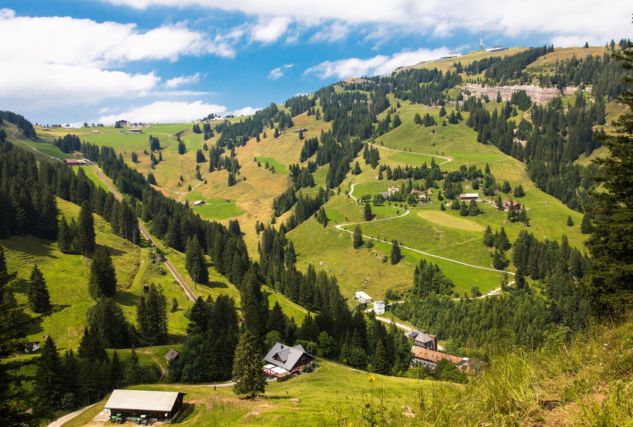 Bei einer Wanderung auf dem Berg Rigi erhält man immer wieder Aussichten wie diese über die umliegende Berglandschaft.