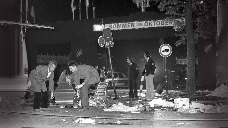 Bergung der Toten nach dem Terroranschlag auf dem Oktoberfest in München im Jahr 1980. | Bild:picture alliance/dpa/Frank Leonhardt