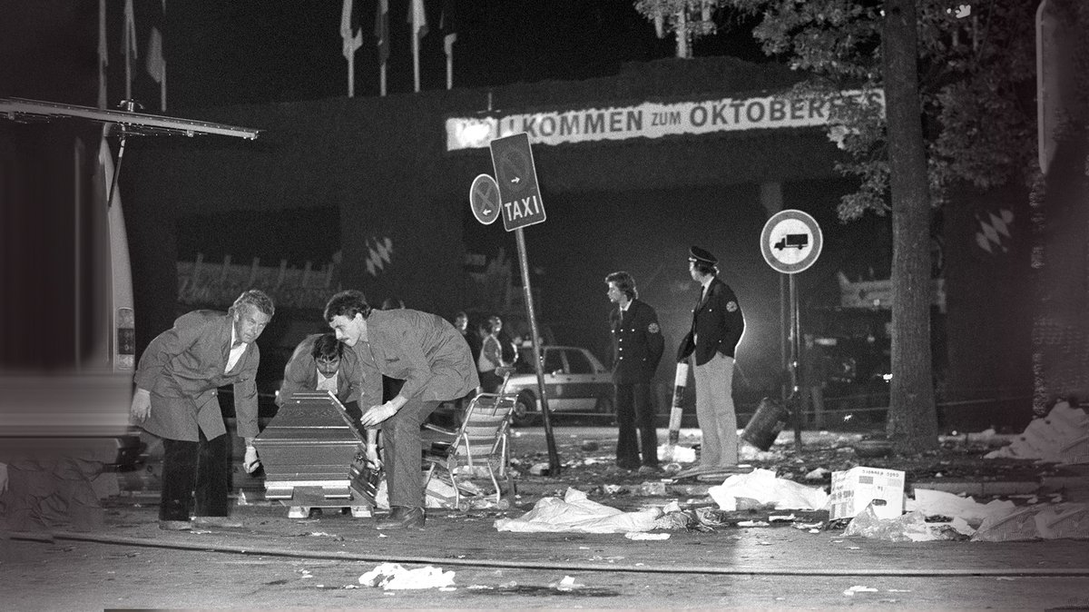 Bergung der Toten nach dem Terroranschlag auf dem Oktoberfest in München im Jahr 1980.