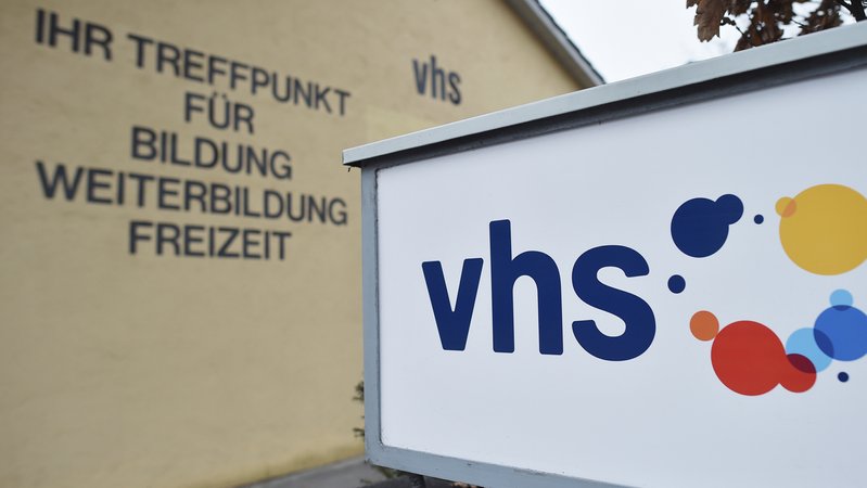 158 Volkshochschulen gibt es in Bayern – etliche davon starten jetzt ins Sommersemester | Bild: picture alliance / Angelika Warmuth/dpa | Angelika Warmuth 158 Volkshochschulen gibt es in Bayern – etliche davon starten jetzt ins Sommersemester