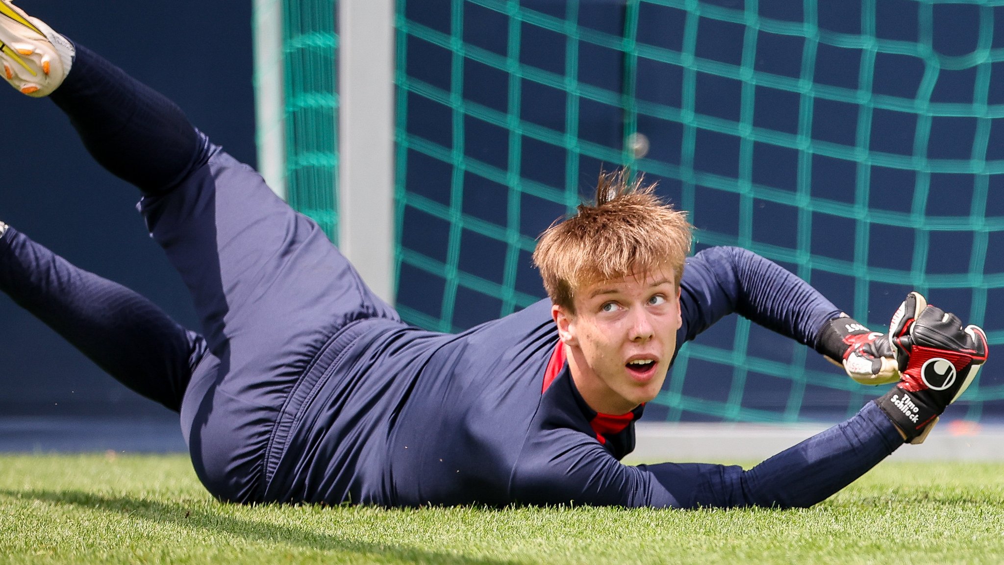 ARCHIV - 13.07.2023, Sachsen, Leipzig: Fußball, Bundesliga, RB Leipzig:  öffentliches Training in der Red Bull Akademie.  Leipzigs Torwart Timo Schlieck nimmt an der Trainingseinheit teil. Timo Schlieck wechselt nach Fürth. (zu dpa: «Greuther Fürth holt Torwarttalent aus Leipzig») Foto: Jan Woitas/dpa +++ dpa-Bildfunk +++