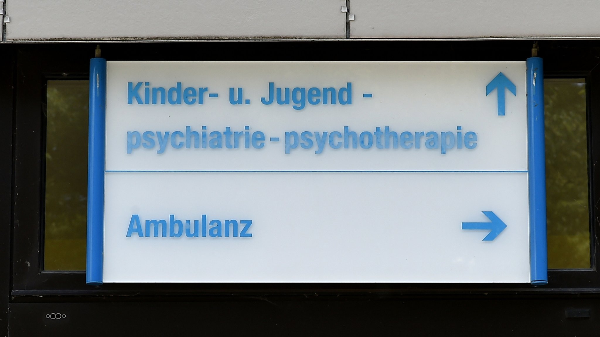 Auf einem Hinweisschild steht "Kinder- und Jugendpsychiatrie - psychotherapie.