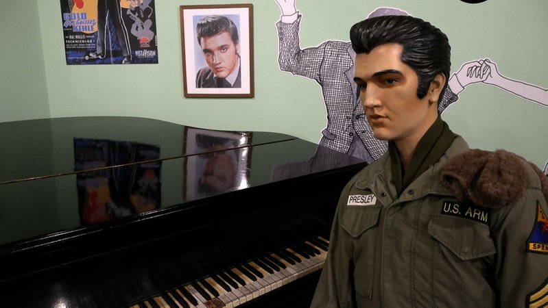 90 Jahre alt wäre er heute geworden, der "King of Rock 'n' Roll" Elvis Presley. Er hat auch in Bayern Spuren hinterlassen, vor allem rund um den Truppenübungsplatz Grafenwöhr, eine Ausstellung erinnert an den "King". | Bild: BR 90 Jahre alt wäre er heute geworden, der "King of Rock 'n' Roll" Elvis Presley. Er hat auch in Bayern Spuren hinterlassen, vor allem rund um den Truppenübungsplatz Grafenwöhr, eine Ausstellung erinnert an den "King".