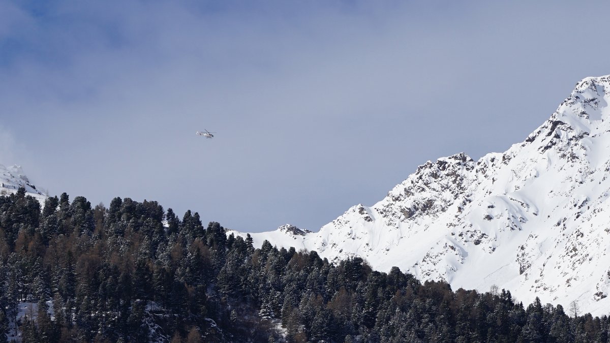 Ein Hubschrauber kreist auf der Suche über den verschneiten Ötztaler Alpen (Symbolbild).