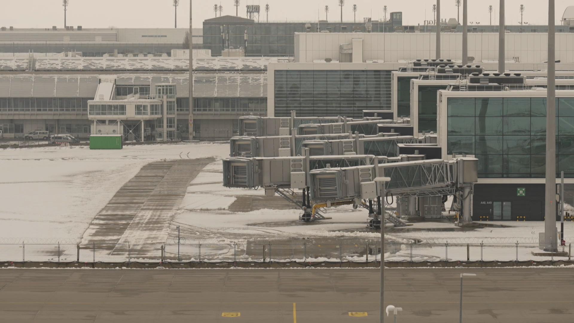 600 Passagiere saßen vor einer Woche eine Nacht in Flugzeugen fest, die wegen des Schnees nicht mehr vom Flughafen München abheben konnten.
