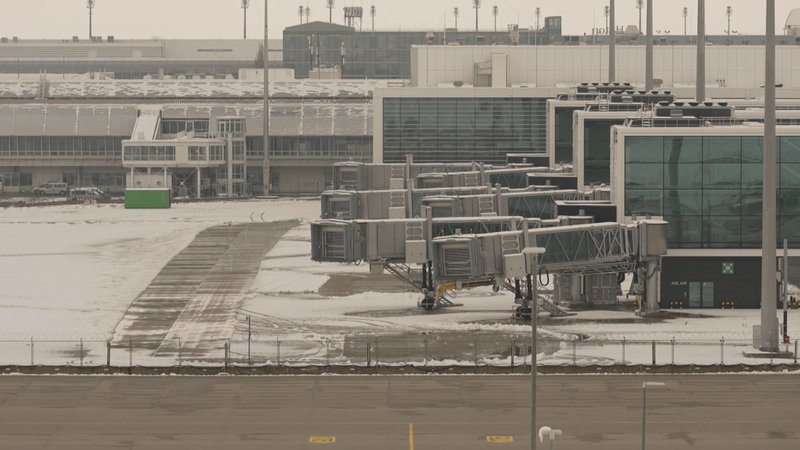 600 Passagiere saßen vor einer Woche eine Nacht in Flugzeugen fest, die wegen des Schnees nicht mehr vom Flughafen München abheben konnten. | Bild: Bayerischer Rundfunk 2026 600 Passagiere saßen vor einer Woche eine Nacht in Flugzeugen fest, die wegen des Schnees nicht mehr vom Flughafen München abheben konnten.