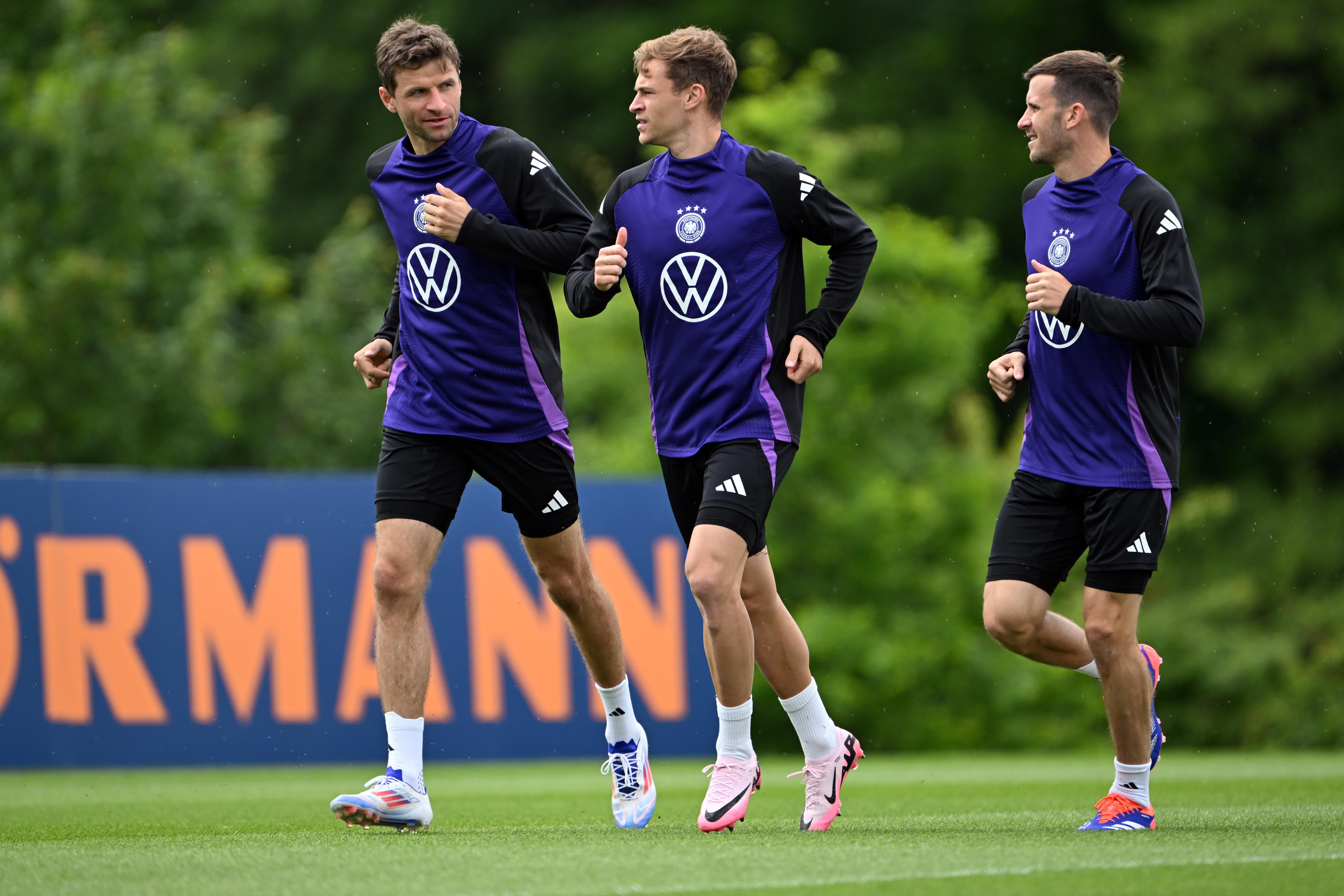 Bald keine Vereinskollegen mehr? Joshua Kimmich (rechts) im Gespräch mit Thomas Müller.