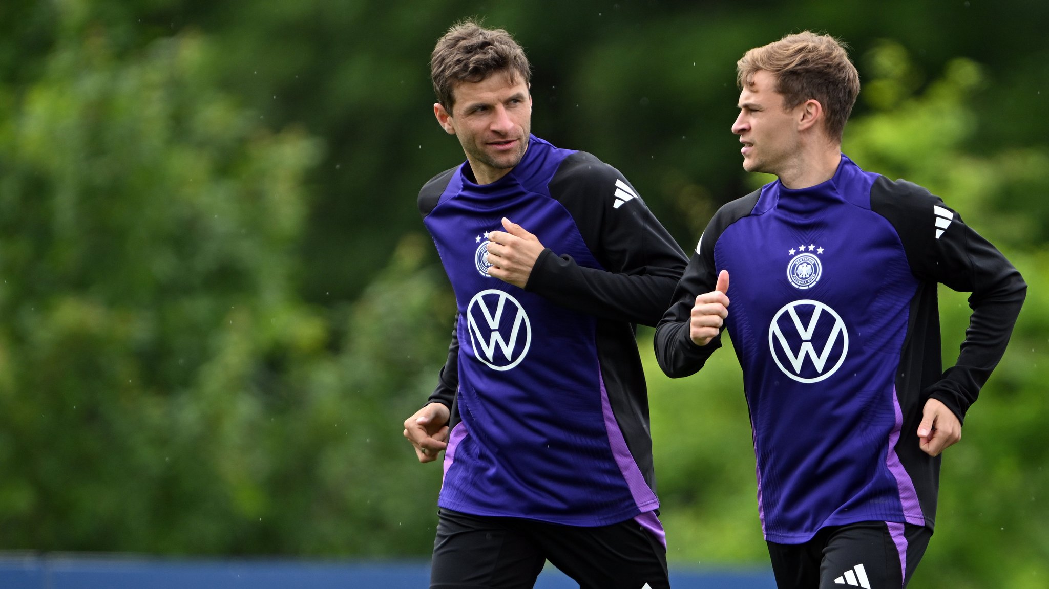 Bald keine Vereinskollegen mehr? Joshua Kimmich (rechts) im Gespräch mit Thomas Müller.