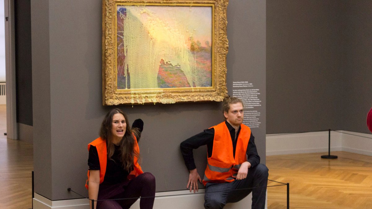 Klimaaktivisten der Protestgruppe Letzte Generation haben ein Gemälde von Claude Monet im Potsdamer Museum Barberini mit Kartoffelbrei beworfen. 