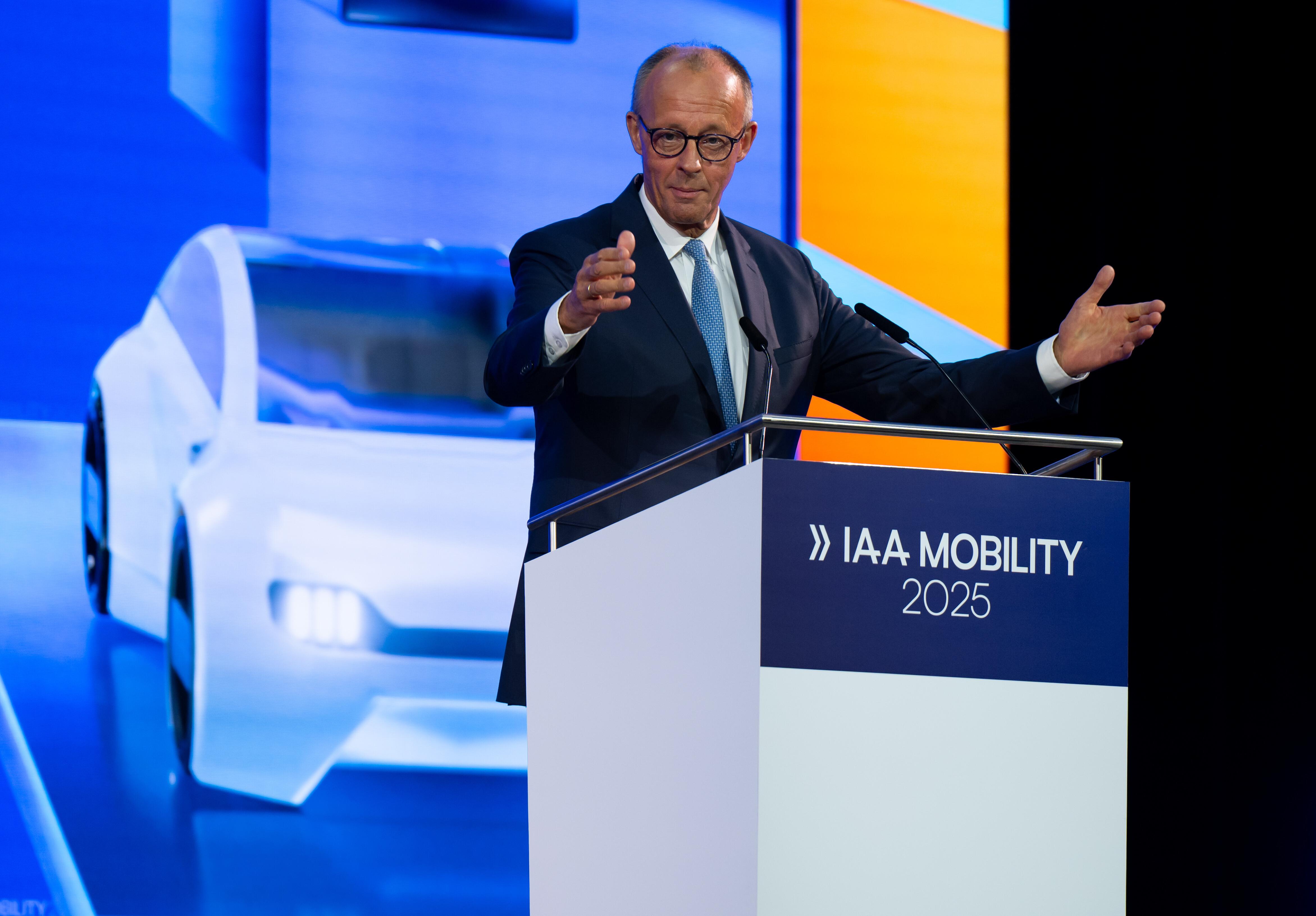 Bundeskanzler Friedrich Merz (CDU) spricht bei der Eröffnung der internationalen Automesse IAA Mobility