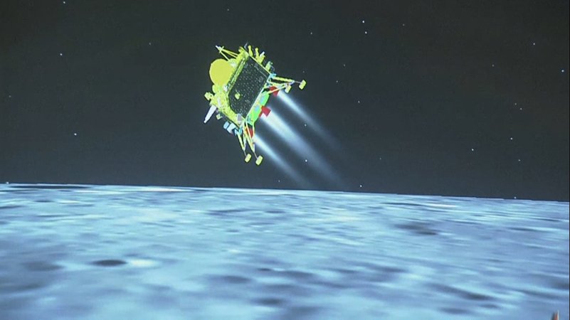 Indien ist damit das vierte Land, dem das Projekt geglückt ist. Die Mondsonde Chandrayaan-3 sei sicher gelandet, teilte die indische Weltraumbehörde ISRO mit. Zuvor hatten das nur die frühere Sowjetunion, die USA und China geschafft.