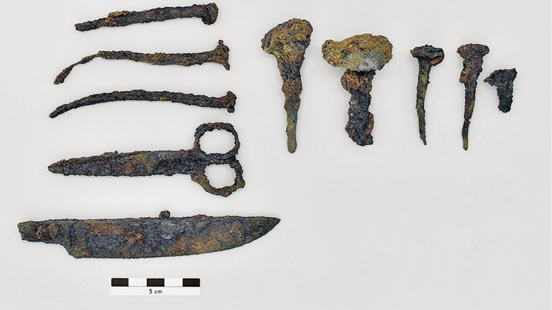 Metallfundstücke aus dem Lageralltag: Messerklinge, Schere, Nägel | Bild: FA. AST - Archäologischer Service Tschuch. Metallfundstücke aus dem Lageralltag: Messerklinge, Schere, Nägel