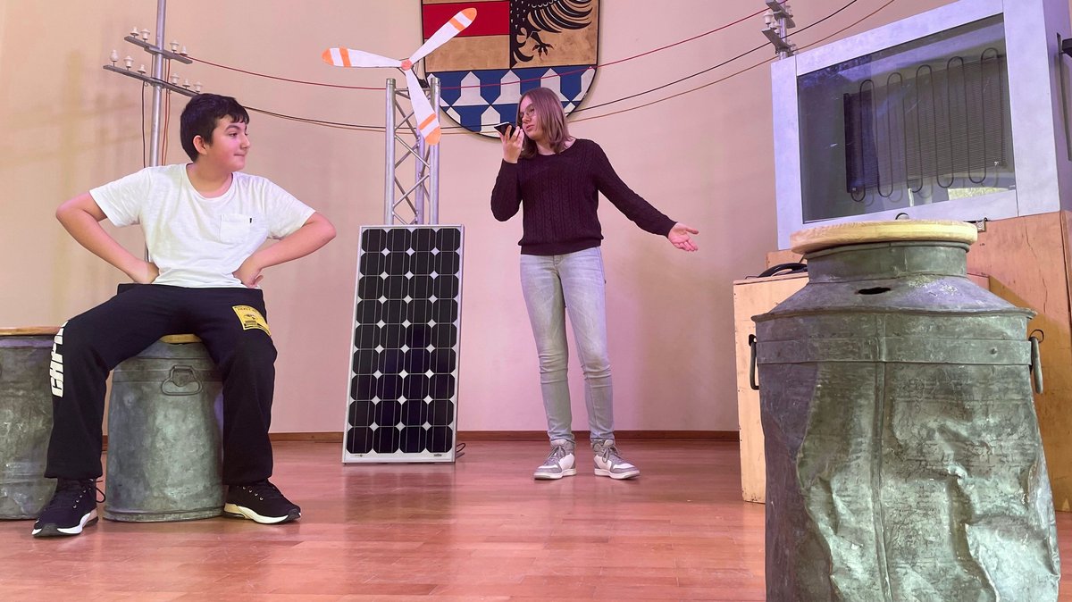 Schülerinnen und Schüler der Wirtschaftsschule Gunzenhausen spielen ein Theaterstück über die Energiewende. 