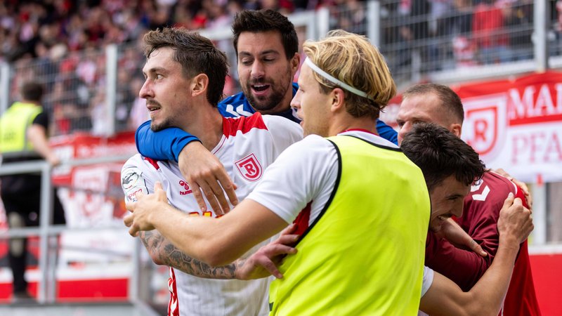 Jubel beim SSV Jahn Regensburg | Bild: imago images / Sascha Janne Jubel beim SSV Jahn Regensburg