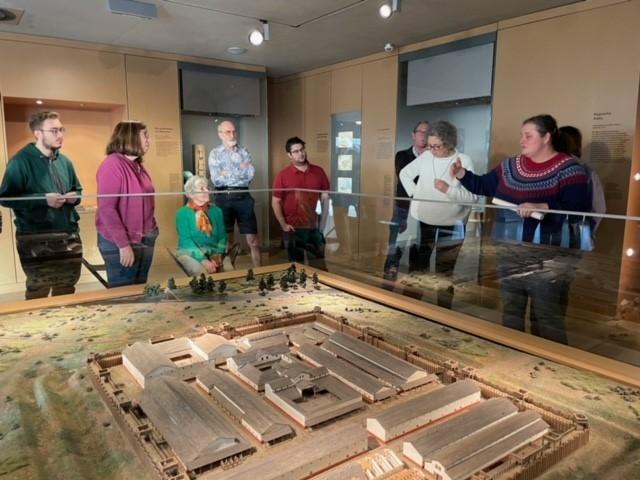 Archäologin Barbara Limmer führt eine Besuchergruppe durch die Ausstellung.